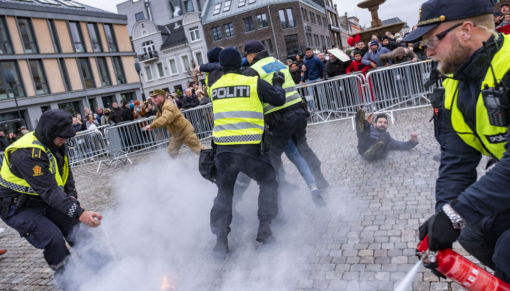 I november i fjor satte Stopp islamiseringen av Norge (Sian) fyr på en koran i Kristiansand. Motdemonstranter reagerte, og det oppsto basketak. I november i fjor satte Stopp islamiseringen av Norge (Sian) fyr på en koran i Kristiansand. Motdemonstranter reagerte, og det oppsto basketak.