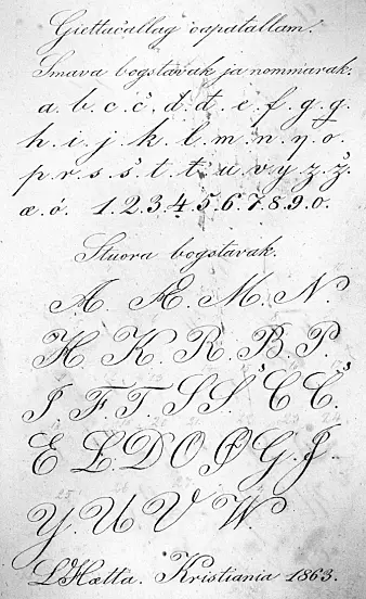 Lars Hætta og Anders Bær lærte å skrive i fengsel som voksne. Her har Hætta sirlig notert bokstavene, fire år før han slapp ut i 1867.