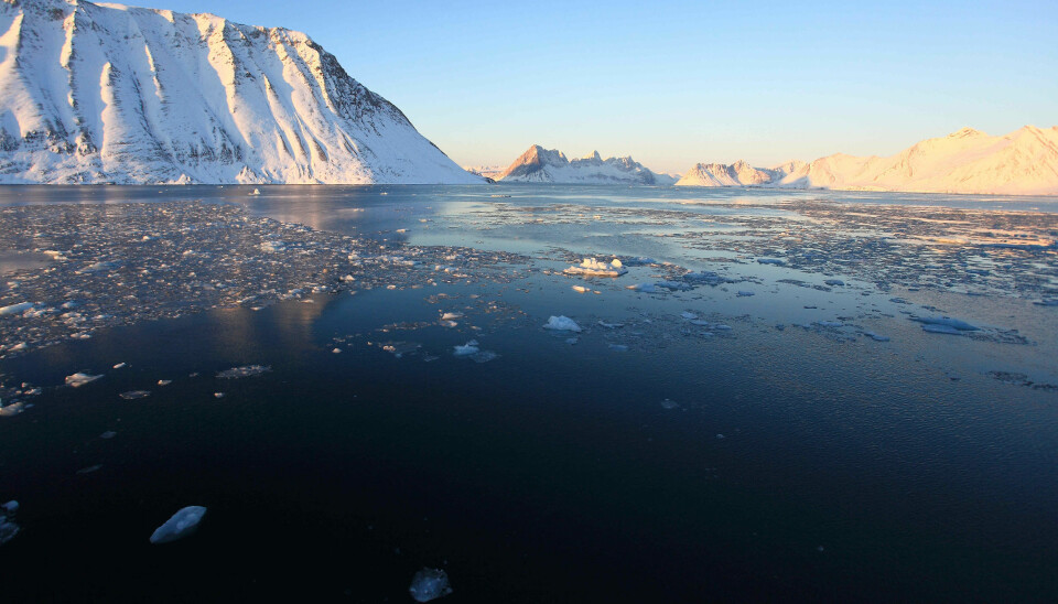 Det er i praksis bare to årstider i Arktis: en lang vinter og en mildere sommersesong. Vanntemperaturen på bunnen av havet varierer mye fra vinter til sommer. Dette er også tydelig i området som er undersøkt, utenfor kysten av Svalbard.
