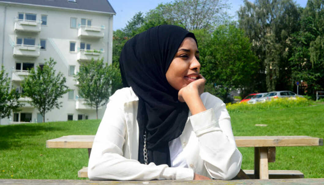 Ayan Osman (23) var bare 14 år da hun reiste fra familien i Somalia til Norge. Snart ti år etter hører hun fremdeles de grufulle lydene fra krigen og hun har ennå ikke fått norske venner. Ayan Osman (23) var bare 14 år da hun reiste fra familien i Somalia til Norge. Snart ti år etter hører hun fremdeles de grufulle lydene fra krigen og hun har ennå ikke fått norske venner.