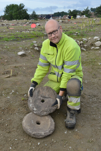 Even Bjørdal, arkeolog ved Arkeologisk museum, UiS, viser fram dreiekvernen som ble funnet på Hove i Sandnes i sommer. Den ble funnet helt intakt, noe som er svært sjeldent. (Foto: Asbjørn Jensen, UiS) Even Bjørdal, arkeolog ved Arkeologisk museum, UiS, viser fram dreiekvernen som ble funnet på Hove i Sandnes i sommer. Den ble funnet helt intakt, noe som er svært sjeldent. (Foto: Asbjørn Jensen, UiS)