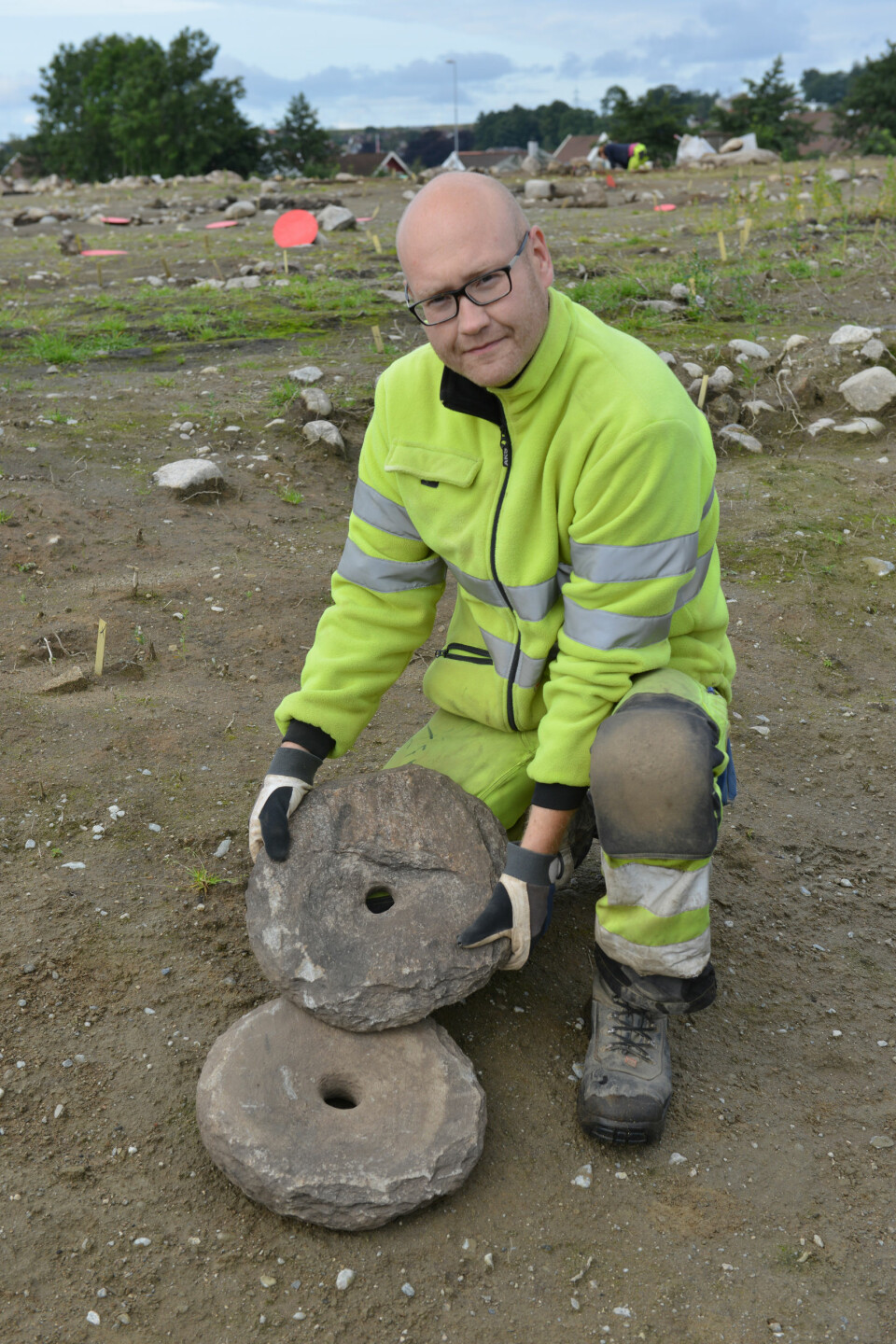 Even Bjørdal, arkeolog ved Arkeologisk museum, UiS, viser fram dreiekvernen som ble funnet på Hove i Sandnes i sommer. Den ble funnet helt intakt, noe som er svært sjeldent. (Foto: Asbjørn Jensen, UiS)