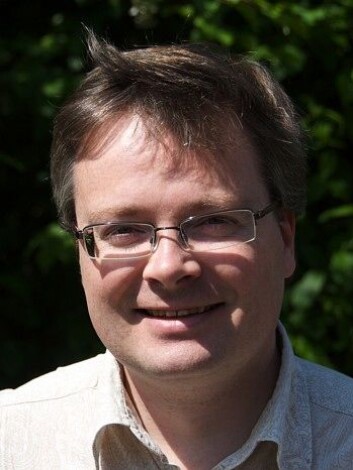 Håkon Dahle forklarer at det eneste vi vet med sikkerhet er at gasskya ikke vil overleve som et kompakt objekt. (Foto: UiO) Håkon Dahle forklarer at det eneste vi vet med sikkerhet er at gasskya ikke vil overleve som et kompakt objekt. (Foto: UiO)