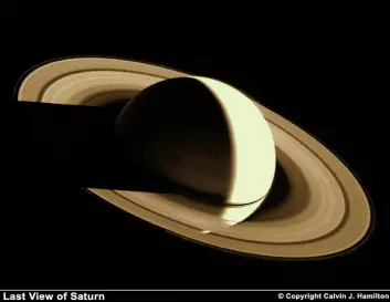 "To dagar etter møtet med Saturn såg Voyager 1 tilbake på planeten frå ein avstand på meir enn 5 millionar kilometer. Det er ikkje mogeleg å få denne vinkelen på Saturn frå eit teleskop på Jorda. Fordi Jorda er så nærme Sola, ser vi kun den opplyste sida av Saturn. (Copyright 2002: Calvin J. Hamilton)"