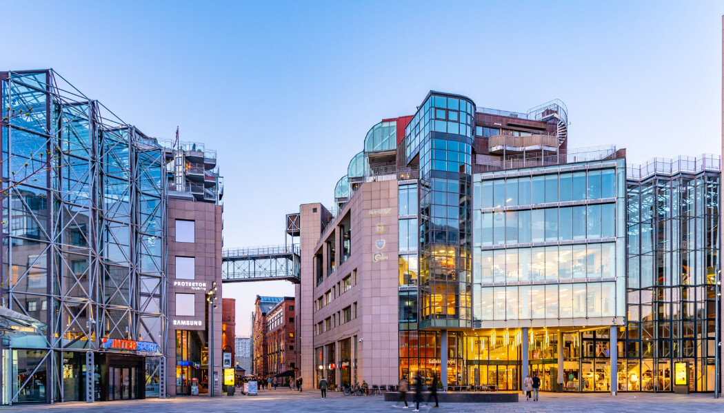 Bryggetorget på Aker brygge i Oslo er et eksempel på et moderne utformet byrom. Bygningene preges av asymmetri og består av materialer som glass, stål og betong. Bryggetorget på Aker brygge i Oslo er et eksempel på et moderne utformet byrom. Bygningene preges av asymmetri og består av materialer som glass, stål og betong.