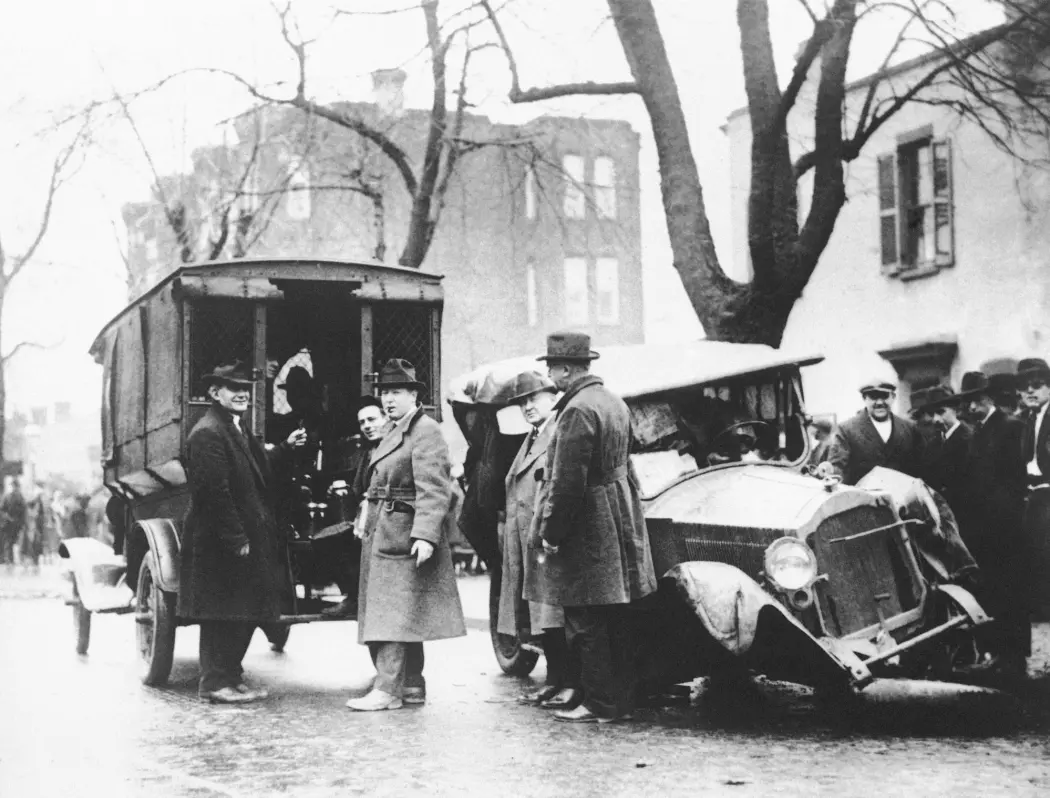 Et kjøretøy med konfiskert hjemmebrent ved siden av spritselgernes ødelagte bil fotografert i Washington 23. januar 1922.