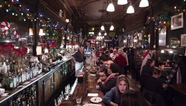 Baren Old Town Bar åpnet i New York i 1892. På 1920-tallet fungerte stedet som et ulovlig spritutsalg. I dag forsøker stedet å gjenskape noe av atmosfæren fra 100 år tilbake. Baren Old Town Bar åpnet i New York i 1892. På 1920-tallet fungerte stedet som et ulovlig spritutsalg. I dag forsøker stedet å gjenskape noe av atmosfæren fra 100 år tilbake.