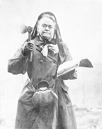 Leder for den amerikanske avholdsbevegelsen Carrie Nation med en øks og bibel i 1910. Leder for den amerikanske avholdsbevegelsen Carrie Nation med en øks og bibel i 1910.