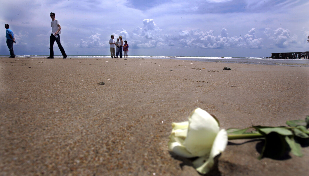 Flodbølgen som kom inn over stranden på Blue Village i Khao Lak i Thailand tok mange norske liv den 26. desember 2004. Flere av de som overlevde og pårørende har besøkt stranden og lagt ned blomster på stedet som har rammet mange norske familier hardt. Dette har hjulpet mange mye i ettertid, mener forsker. Flodbølgen som kom inn over stranden på Blue Village i Khao Lak i Thailand tok mange norske liv den 26. desember 2004. Flere av de som overlevde og pårørende har besøkt stranden og lagt ned blomster på stedet som har rammet mange norske familier hardt. Dette har hjulpet mange mye i ettertid, mener forsker.