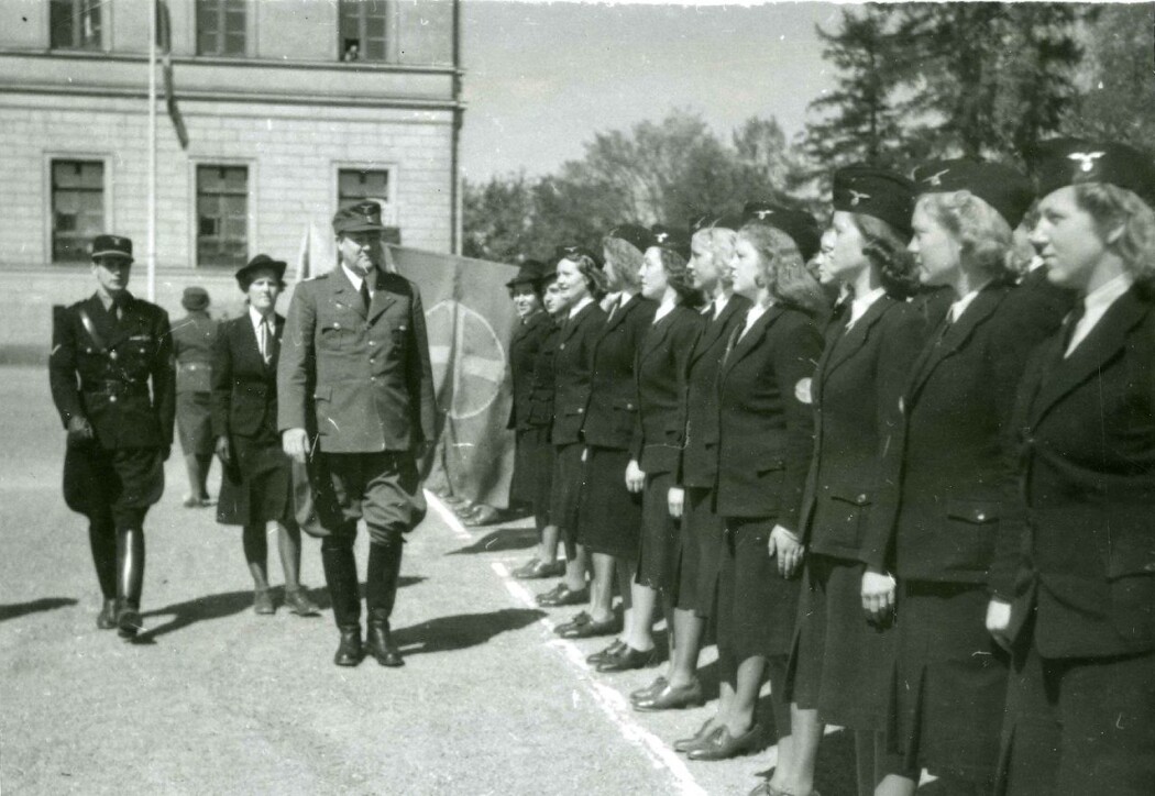 Vidkun Quisling inspiserer NS-kvinner. Men kun et fåtall av de såkalte «tyskerjentene» var medlem i NS. Vidkun Quisling inspiserer NS-kvinner. Men kun et fåtall av de såkalte «tyskerjentene» var medlem i NS.