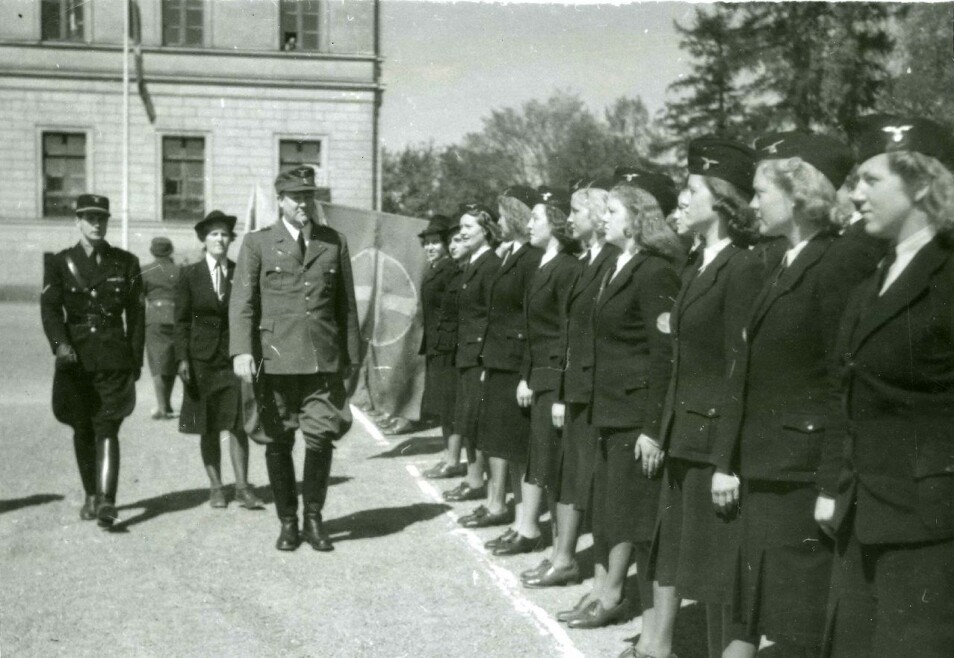 Vidkun Quisling inspiserer NS-kvinner. Men kun et fåtall av de såkalte «tyskerjentene» var medlem i NS.