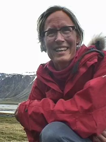 Anna Vader er den glade finnar av verdas nordlegaste fjelltettegras. (Foto: Kjersti Strømmen/NRK)