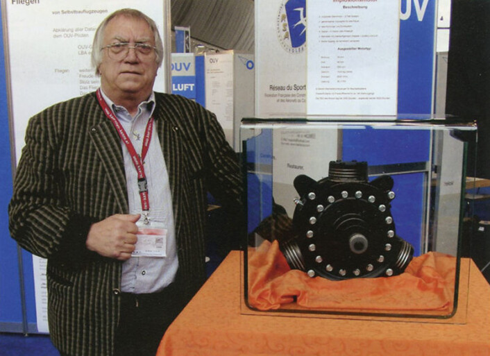 Den østeriske ingeniøren foran sin implosjonsmotor på messen Aero 2009 i Friedrichshafen. (Foto: Arnfinn Christensen) Den østeriske ingeniøren foran sin implosjonsmotor på messen Aero 2009 i Friedrichshafen. (Foto: Arnfinn Christensen)