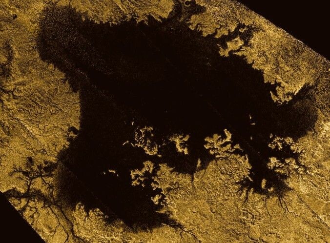 Dette radarbildet viser innsjøen Ligeia Mare i falske farger. Dette radarbildet viser innsjøen Ligeia Mare i falske farger.