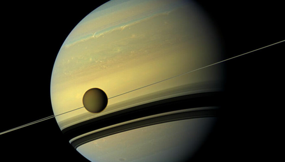 Her ser vi Saturn, med Titan som går i bane rundt planeten.