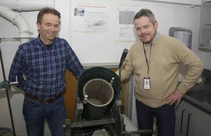 Eyolf Erichsen (til venstre) og Rolv Magne Dahl sliter på pukksteinen på laboratoriet. (Foto: Georg Mathisen)