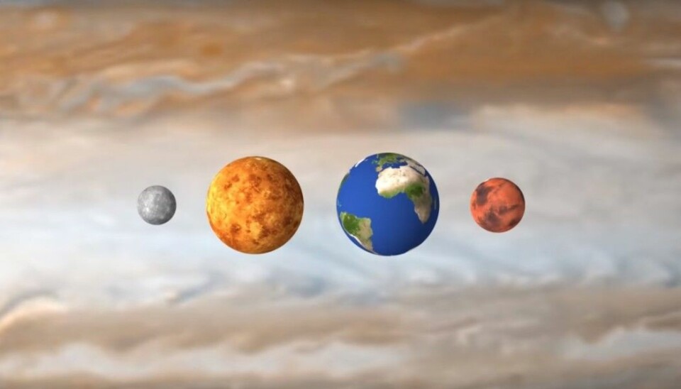 En truende kjempe kommer til syne bak de fire planetene. Det er Jupiter. De fire er ganske små sammenlignet med Jupiter, solsystemets største planet