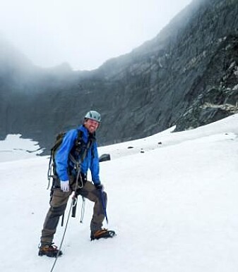 Hans Jørgen Kjøll på feltarbeid i Ähpar-massivet i Sarek nasjonalpark. Hans Jørgen Kjøll på feltarbeid i Ähpar-massivet i Sarek nasjonalpark.