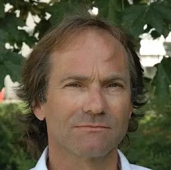 - Vi stusset på at fraværet var så høyt, sier professor Stein Knardahl ved Statens arbeidsmiljøinstitutt. Han fant økt risiko for sykmelding blant dem som deler kontor med andre. - Vi stusset på at fraværet var så høyt, sier professor Stein Knardahl ved Statens arbeidsmiljøinstitutt. Han fant økt risiko for sykmelding blant dem som deler kontor med andre.