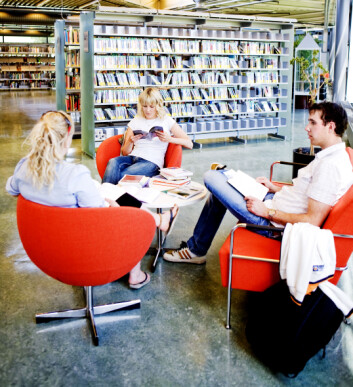 Universitetet i Stavanger har de mest mobile doktorgradsstudentene i Norge. Bildet er fra universitetets bibliotek. (Foto: E. Tønnessen) Universitetet i Stavanger har de mest mobile doktorgradsstudentene i Norge. Bildet er fra universitetets bibliotek. (Foto: E. Tønnessen)