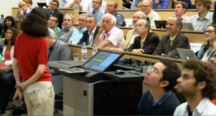Fabioloa Gianotti presenterer funnet av Higgs ved Atlas-eksperimentet ved CERN. (Foto: (Skjermdump fra direktesendingen på CERN))