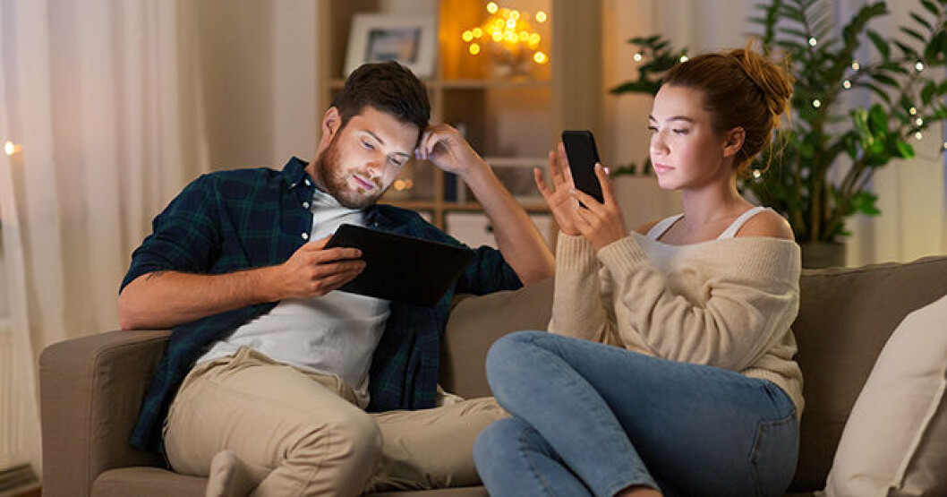 Expectations about intense conversations until late in the evening are shattered when a mobile phone catches everyone’s attention. Expectations about intense conversations until late in the evening are shattered when a mobile phone catches everyone’s attention.