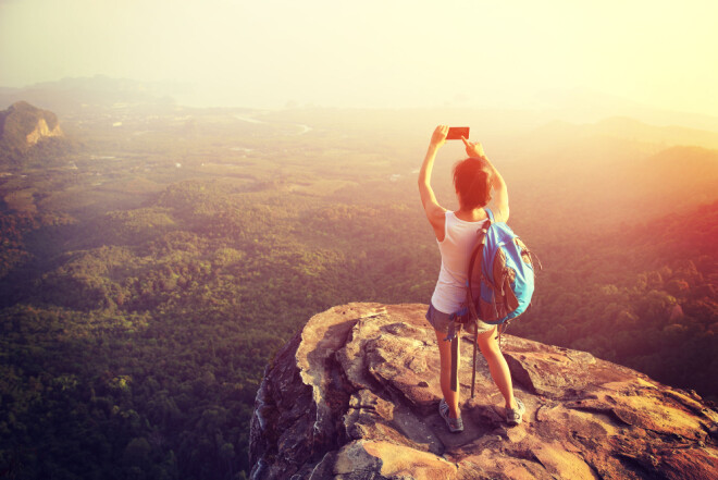 Many describe dilemmas when they are out in the great outdoors. “They want to be present, but at the same time take a photo of the view”, says media researcher Trine Syvertsen. Many describe dilemmas when they are out in the great outdoors. “They want to be present, but at the same time take a photo of the view”, says media researcher Trine Syvertsen.