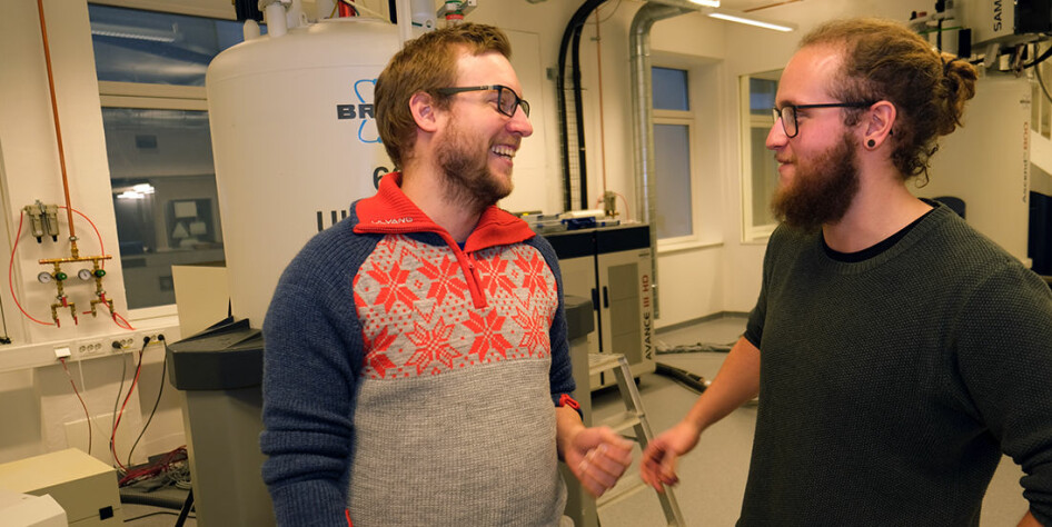 Student Adrian Antonsen, at right, carried out the analysis of kveik beers in the NMR (nuclear magnetic resonance) machine under the guidance of Christian Schulz.