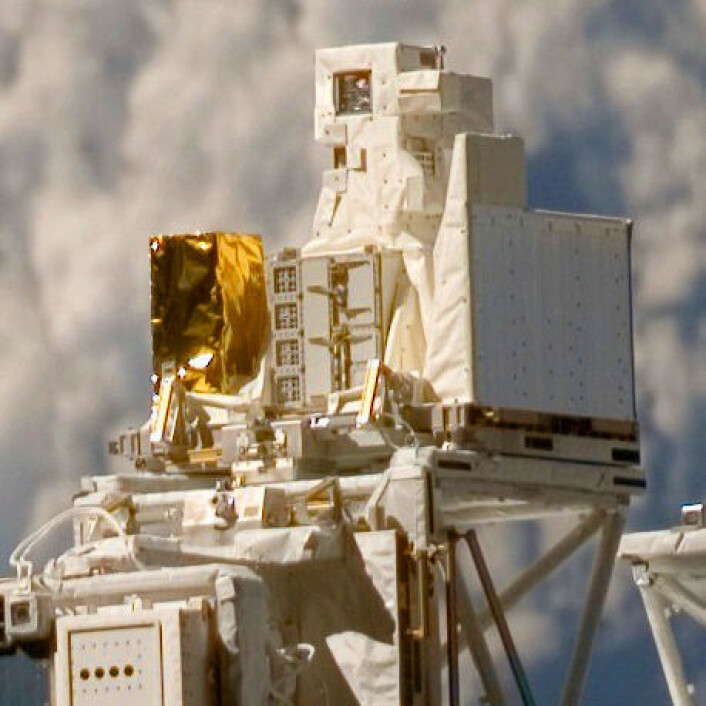 Exose-E plassert utenpå den europeiske Columbus-modulen på Den internasjonale romstasjonen, rett til høyre for den gullfargede folien. (Foto: ESA/NASA) Exose-E plassert utenpå den europeiske Columbus-modulen på Den internasjonale romstasjonen, rett til høyre for den gullfargede folien. (Foto: ESA/NASA)