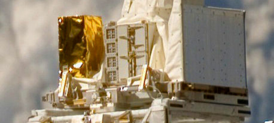 Exose-E plassert utenpå den europeiske Columbus-modulen på Den internasjonale romstasjonen, rett til høyre for den gullfargede folien. ESA/NASA