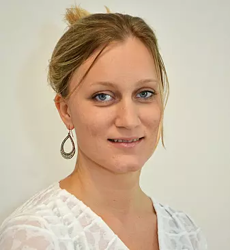Elisabeth Holen-Rabbersvik er teamleder for utvikling og kompetanse i helse og mestring i Kristiansand kommune. Hun er også tilknyttet Senter for e-helse ved Universitetet i Agder.