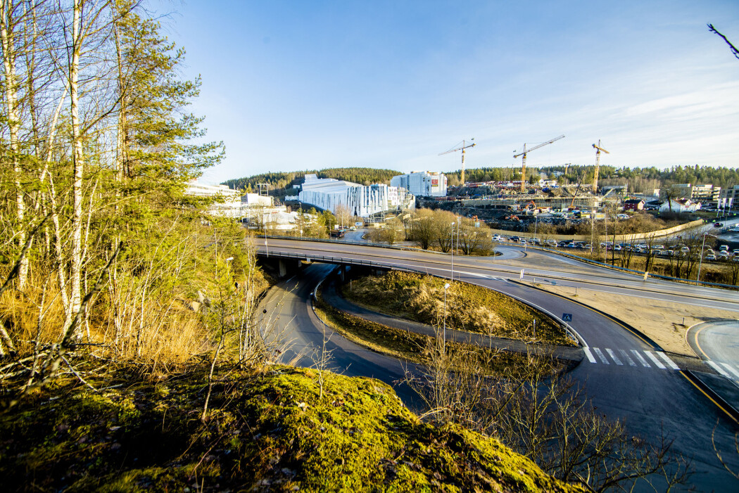 Det var grønt og bart ute da Norges første innendørs skianlegg åpnet i Lørenskog utenfor Oslo i forrige uke. Det var grønt og bart ute da Norges første innendørs skianlegg åpnet i Lørenskog utenfor Oslo i forrige uke.