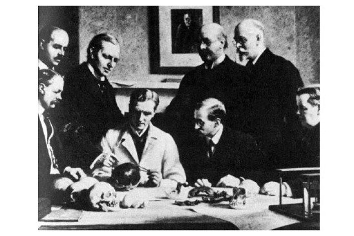 ette maleriet viser undersøkelser av Piltdown-fossilet fra 1915 – Bak fra venstre: F O Barlow, G Elliot Smith, Charles Dawson, Arthur Smith Woodward. Foran: A S Underwood, Arthur Keith, W P Pycraft, and Sir Ray Lankester. (Foto: John Cooke) ette maleriet viser undersøkelser av Piltdown-fossilet fra 1915 – Bak fra venstre: F O Barlow, G Elliot Smith, Charles Dawson, Arthur Smith Woodward. Foran: A S Underwood, Arthur Keith, W P Pycraft, and Sir Ray Lankester. (Foto: John Cooke)