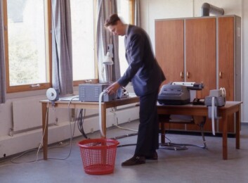 GIER så mer ut som et klesskap enn en datamaskin, men representert en teknologisk revolusjon. Olav Blindheim Brusdal hadde ansvaret for å holde GIER i kjørbar stand. (Foto: NTNU) GIER så mer ut som et klesskap enn en datamaskin, men representert en teknologisk revolusjon. Olav Blindheim Brusdal hadde ansvaret for å holde GIER i kjørbar stand. (Foto: NTNU)