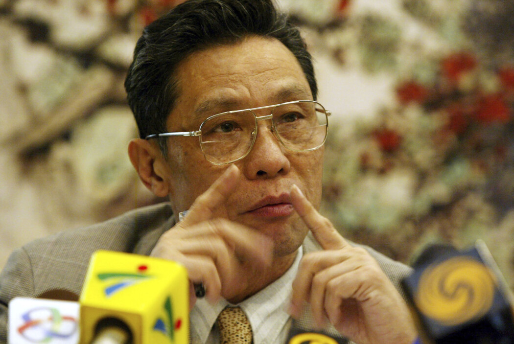 Zhong Nanshan, daværende sjef for Guangdong forskningsinstitutt for luftveissykdommer, holdt pressekonferanse om sars-viruset i 2004. Nå bekrefter Zhong at det nye coronaviruset smitter mellom mennesker. Zhong Nanshan, daværende sjef for Guangdong forskningsinstitutt for luftveissykdommer, holdt pressekonferanse om sars-viruset i 2004. Nå bekrefter Zhong at det nye coronaviruset smitter mellom mennesker.