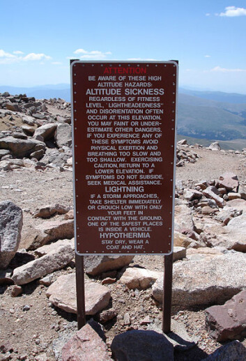 Skilt av denne typen er vanlig ved høyder over 2400 meter. Her fra Mount Evans i Colorado. (Foto: Wikimedia Commons) Skilt av denne typen er vanlig ved høyder over 2400 meter. Her fra Mount Evans i Colorado. (Foto: Wikimedia Commons)