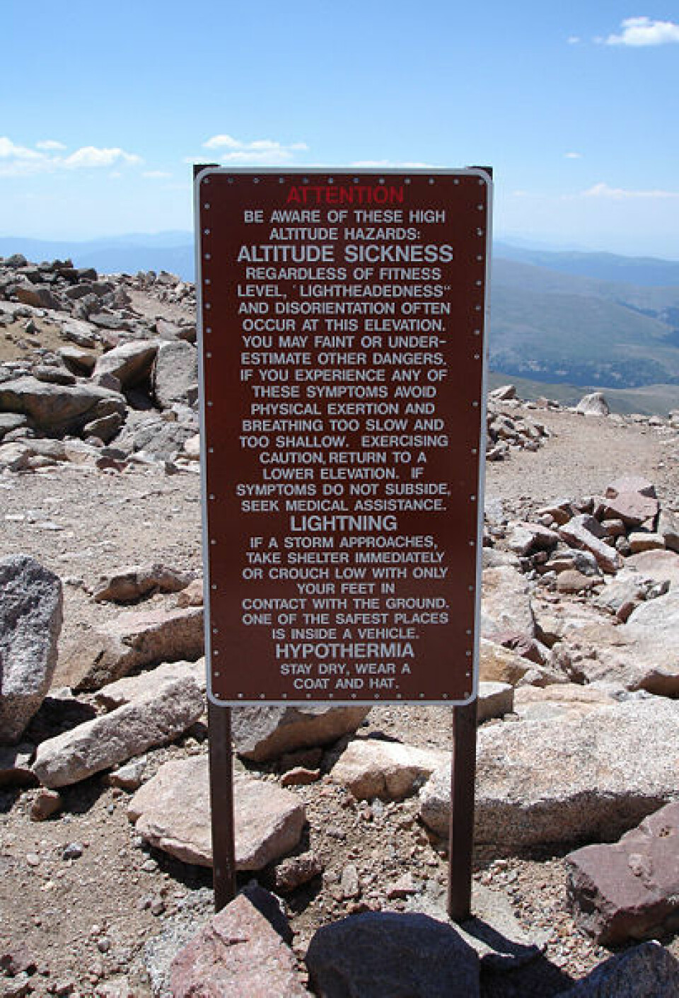 Skilt av denne typen er vanlig ved høyder over 2400 meter. Her fra Mount Evans i Colorado. (Foto: Wikimedia Commons)