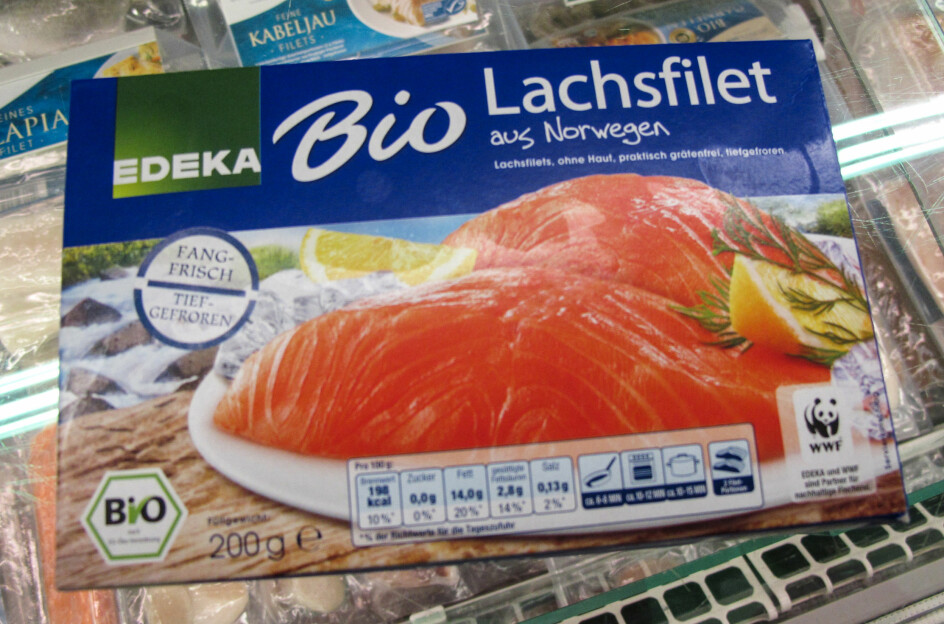 Norsk laks differensieres på ulike måter, som her i Tyskland. Pakken er merket både med opprinnelse, med at den er økologisk og med supermarkedkjedens eget navn (Edeka).