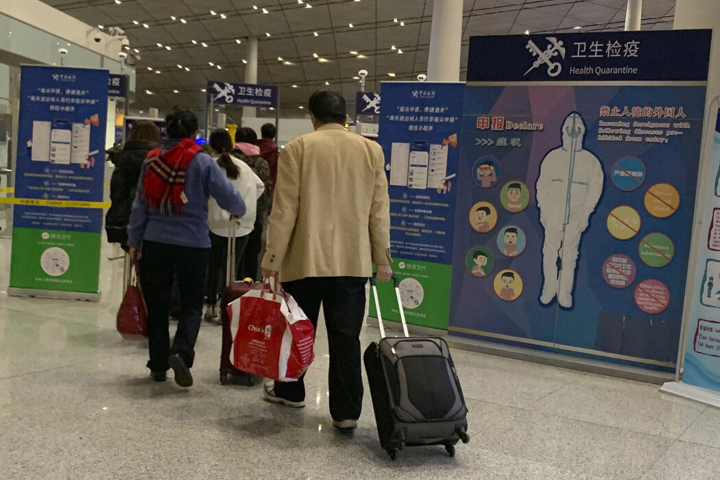 Reisende til Beijing i Kina blir møtt med informasjonsplakater om det nye lungeviruset som så langt ha krevd fire liv. Folkehelseinstituttet utelukker ikke at det kan komme til Norge. Reisende til Beijing i Kina blir møtt med informasjonsplakater om det nye lungeviruset som så langt ha krevd fire liv. Folkehelseinstituttet utelukker ikke at det kan komme til Norge.
