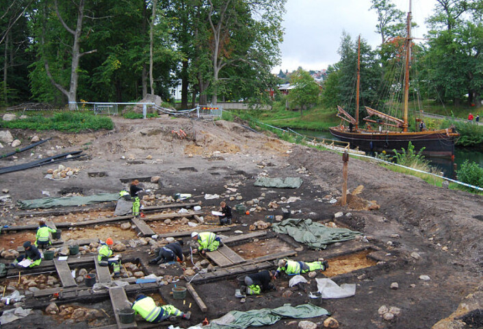 Utgravingsfeltet på Kanaljorden. Göta kanal sees i bakgrunnen. (Foto: Fredrik Hallgren) Utgravingsfeltet på Kanaljorden. Göta kanal sees i bakgrunnen. (Foto: Fredrik Hallgren)