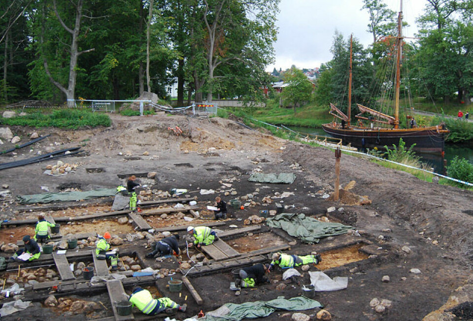Utgravingsfeltet på Kanaljorden. Göta kanal sees i bakgrunnen. (Foto: Fredrik Hallgren)