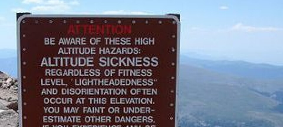 Skilt av denne typen er vanlig ved høyder over 2400 meter. Her fra Mount Evans i Colorado. Wikimedia Commons