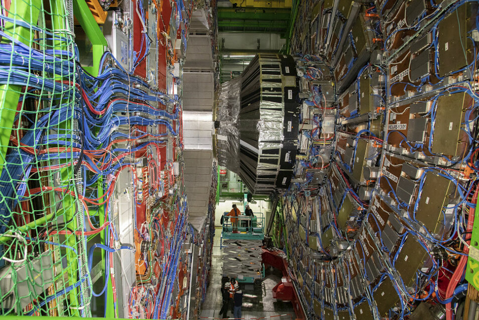Denne seks etasjes høye detektoren måler hva som skjer når protoner kolliderer med hverandre i nesten lysets hastighet. Når protonene knuses, skapes det helt nye partikler med helt andre egenskaper. Detektoren må være superkjapp. Det kolliderer ikke mindre enn 800 millioner protonpar i sekundet.
