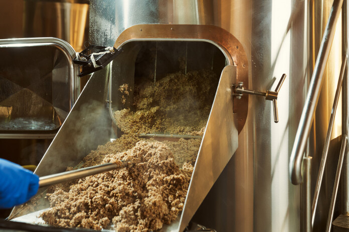 Mask er et biprodukt som oppstår under «meskingen» i ølbryggingsprosessen. Her varmes malt i vann, og de faste stoffene som filtreres vekk, kalles mask. Mask er et biprodukt som oppstår under «meskingen» i ølbryggingsprosessen. Her varmes malt i vann, og de faste stoffene som filtreres vekk, kalles mask.