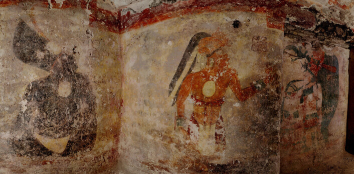 Kunst far fortida: Figuren til venstre er en av tre menn malt i svart med like klær. (Foto: Tyrone Turner/National Geographic) Kunst far fortida: Figuren til venstre er en av tre menn malt i svart med like klær. (Foto: Tyrone Turner/National Geographic)