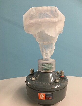 Her har du en del av stemmeapparatet til Nesyamun, gjenskapt av en 3d-printer. Dimensjonene er like som i virkeligheten, og modellen er koblet til et kunstig strupehode. Her har du en del av stemmeapparatet til Nesyamun, gjenskapt av en 3d-printer. Dimensjonene er like som i virkeligheten, og modellen er koblet til et kunstig strupehode.