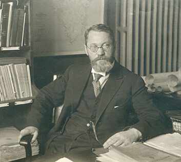 "For Adolf Hoel gikk forskning og imperialisme hand i hand. Likevel var han en av Norges ledende vitenskapsmenn og grunnlegger av det som i dag er Norsk polarinstitutt." "For Adolf Hoel gikk forskning og imperialisme hand i hand. Likevel var han en av Norges ledende vitenskapsmenn og grunnlegger av det som i dag er Norsk polarinstitutt."