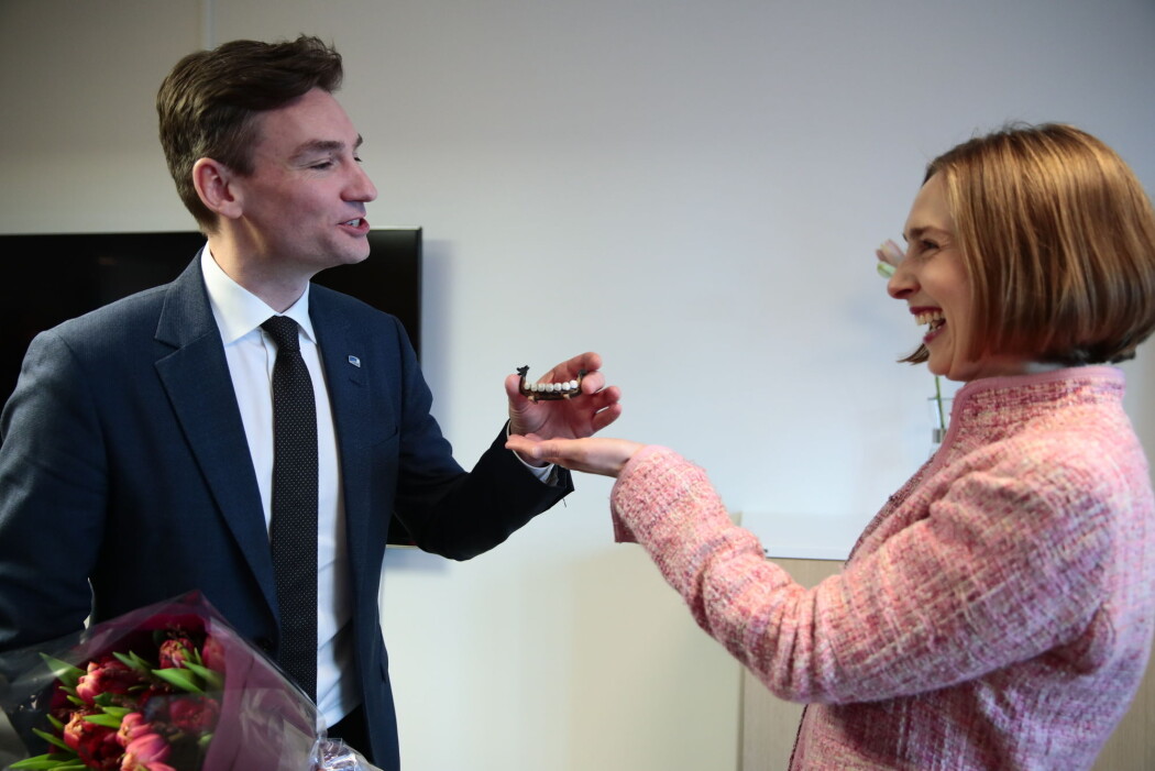 Forskning- og høyerer utdanningsminister Henrik Asheim (H) mottar nøkkel og gode ønsker av avtroppende Forskning- og høyere utdanningsminister Iselin Nybø (KrF) i Oslo fredag. Forskning- og høyerer utdanningsminister Henrik Asheim (H) mottar nøkkel og gode ønsker av avtroppende Forskning- og høyere utdanningsminister Iselin Nybø (KrF) i Oslo fredag.