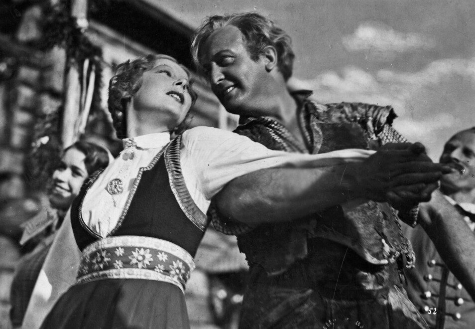 Peer Gynt svinger seg med Ingrid (Ellen Frank) på Hægstad gård i filmversjonen av Ibsens stykke i 1934. Nazistene dyrket blonde nordmenn og norsk natur. Den tyske skuespilleren Hans Albers var populær. Selv hadde han jødisk kjæreste.