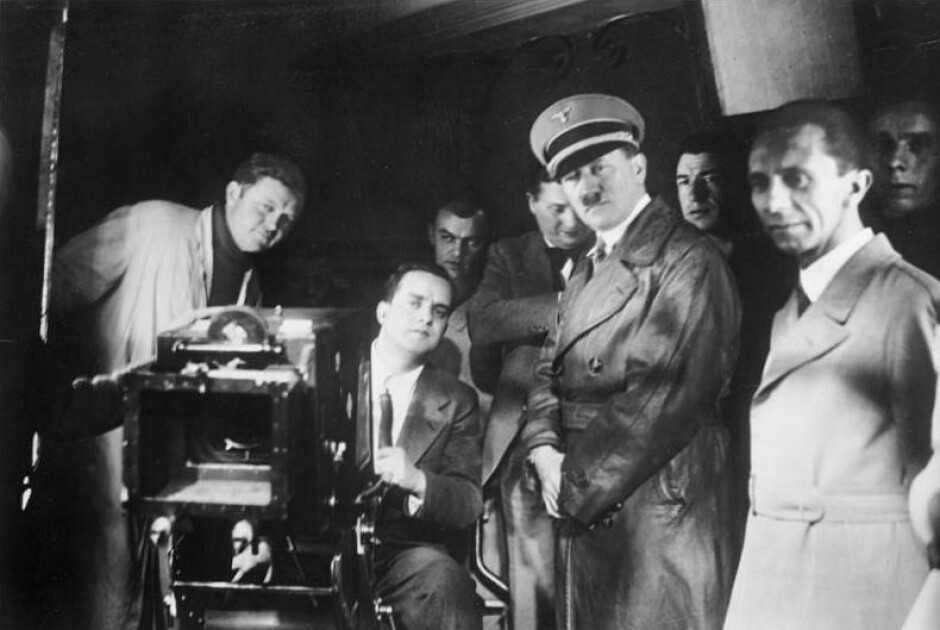 Hitler og Goebbels på besøk i et tysk filmstudio i 1935.